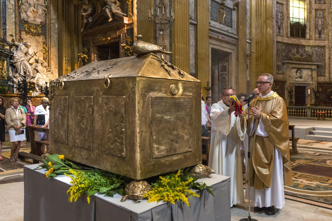 Roma. Benedetta al Gesù l'Arca delle reliquie dei santi e beati della