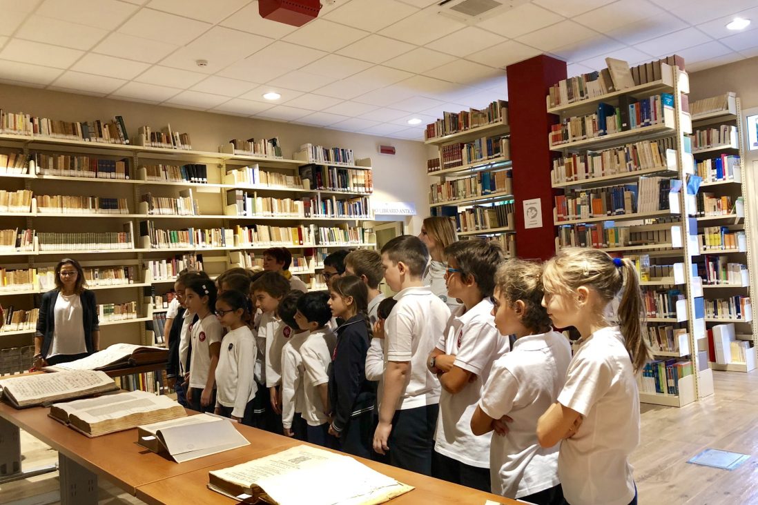 Studenti dell'Istituto Gonzaga di Palermo nella biblioteca della scuola