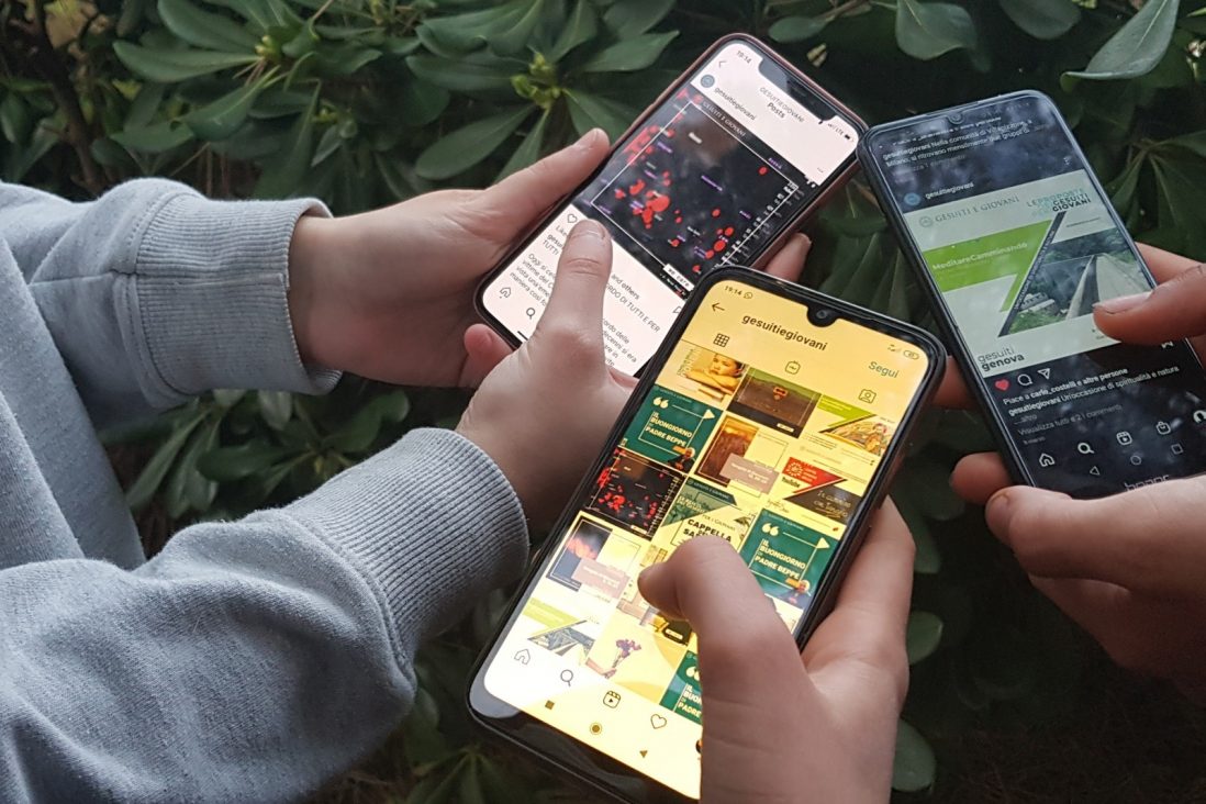 Giovani visitano gli account di Gesuiti e giovani sui social network