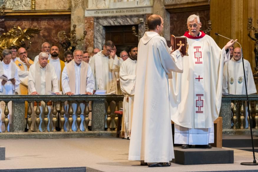 Il padre Generale Arturo Sosa durante una celebrazione solenne con altri gesuiti