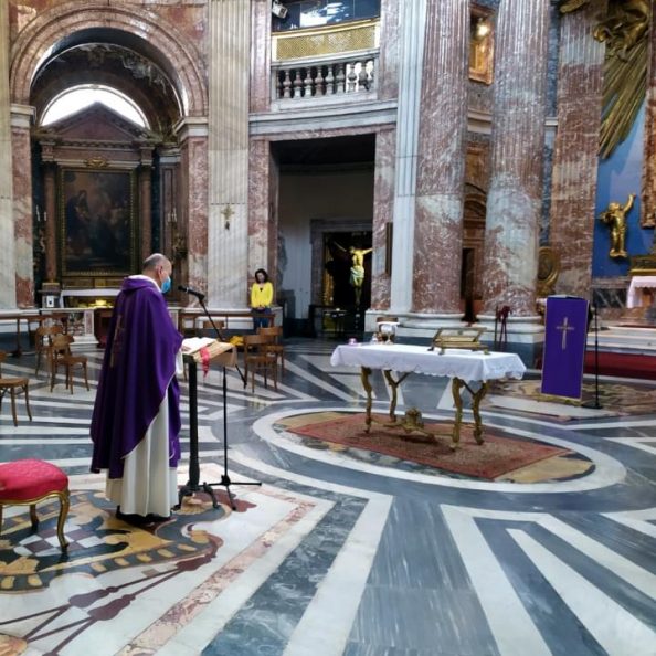 Momento di una celebrazione con i padri gesuiti presso la chiesa di Sant'Andrea al Quirinale a Roma