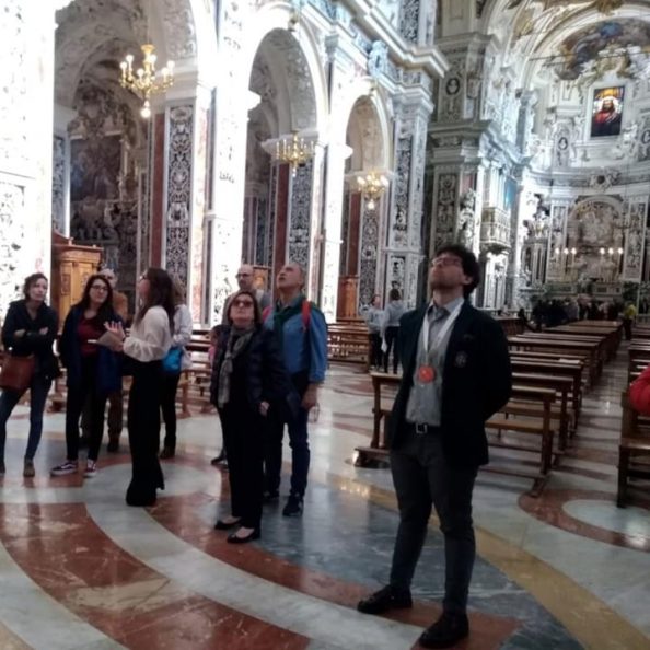 Guide e turisti visitano la Chiesa di Casa Professa dei padri gesuiti a Palermo