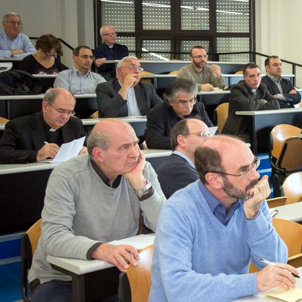 Interno di un aula durante una lezione presso la Pontificia Facoltà Teologica della Sardegna