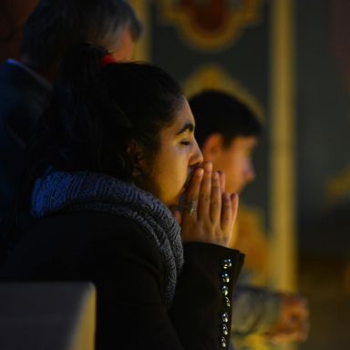 Una giovane durante una preghiera di spiritualità ignaziana