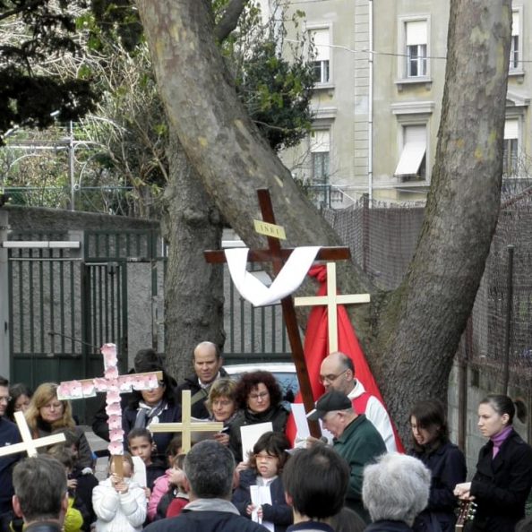 Celebrazione con gesuiti e fedeli all'esterno della Chiesa del Sacro Cuore a Trieste