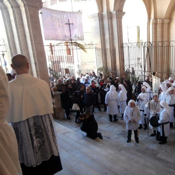 Processione all'esterno della Chiesa di San Michele dei padri gesuiti a Cagliari