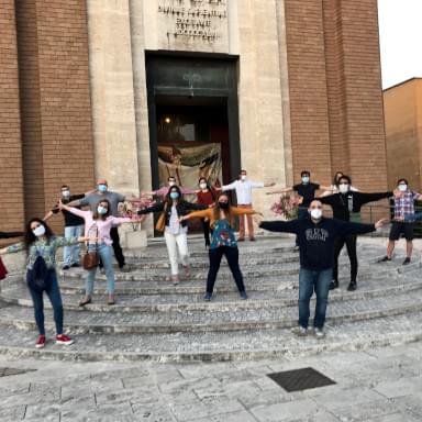 Giovani davanti all'ingresso della Cappella Universitaria de La Sapienza, a Roma