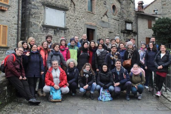 Foto di gruppo del campo per over 30 organizzato da Piero Lamazza SJ e Percorsi di Vita